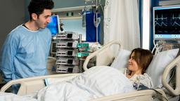 Der frischverliebte Dennis Böhme (Aziz Dyab) besucht seine Freundin Isabelle Rebers (Vita Tepel) im Krankenhaus.