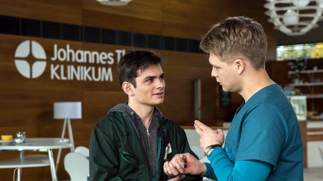 Bild: ARD/Jens Ulrich Koch Der junge Gärtner Simon Schulte (Anton Andreew) kommt mit einer schweren Verletzung ins JTK, die er allerdings mit Fassung und einem breiten Lächeln trägt. Der davon etwas irritierte Mikko (Luan Gummich) erfährt von Simon, dass dieser soeben unerwartet geerbt hat.