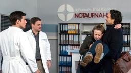 Der neue Oberarzt Dr. Noah Mattes (Chrisitan Martin Schäfer) bringt Finja Wolters (Linda Belinda Podszus) in die Notaufnahme des Johannes- Thal-Klinikums.