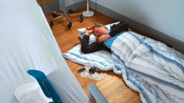 Der obdachlose Michael Zoller (Patrick von Blume) nächtigt lieber, auf dem Boden seines Patientenzimmers.