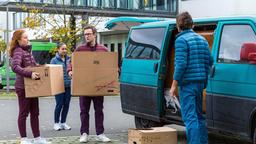 Der Umzug in die gemeinsame WG steht an - Tamar (Linda Kummer), Sofia (Olivia Papoli-Barawati), Olli (Arne Kertész) und Ivo (Jakob D'Aprile) packen Kartons in den Transporter.