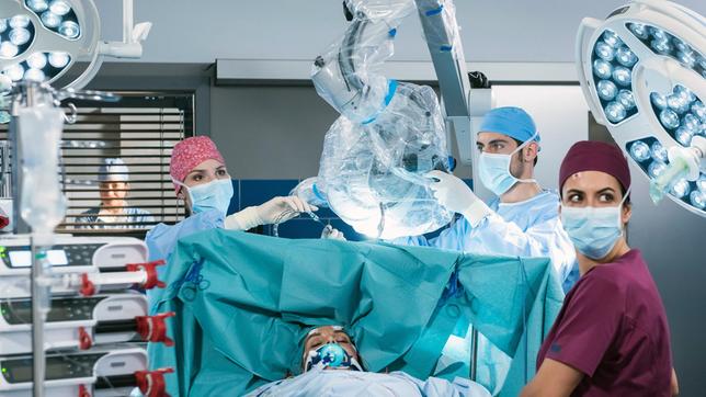 Bild: ARD/Jens Ulrich Koch Die Ärzte haben bei Clara Jacobs (Wiebke Adam-Schwarz) kleinere Tumore im Kleinhirn gefunden. Julia Berger (Mirka Pigulla), Dr. Niklas Ahrend (Roy Peter Link) und Dr. Leyla Sherbaz (Sanam Afrashteh) entfernen diese operativ.