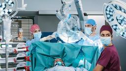 Die Ärzte haben bei Clara Jacobs (Wiebke Adam-Schwarz) kleinere Tumore im Kleinhirn gefunden. Julia Berger (Mirka Pigulla), Dr. Niklas Ahrend (Roy Peter Link) und Dr. Leyla Sherbaz (Sanam Afrashteh) entfernen diese operativ.