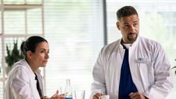 Die alljährliche Benefizgala steht bevor und Matteo (Mike Adler) ahnt, dass Leyla  (Sanam Afrashteh) gerne mit Ben dorthin gehen würde.