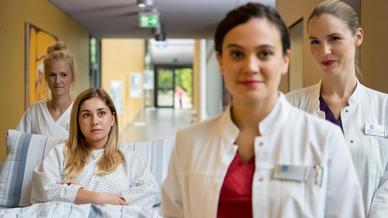 Die Assistenzärztin Dr. Rebecca Krieger (Milena Straube) ist begeistert, als sie hört, dass sie am „Umgekehrt-Tag“ wie eine Fachärztin den Ton angeben darf, denn sie ist mit ihrer Schwester Dr. Julia Berger (Mirka Pigulla) zu einem spannenden Fall eingeteilt. Für Luisa Fuchs (Sarah Buchholzer, 2.v.l. mit Komparsin) steht die Operation einer Nierenbeckenplastik an.