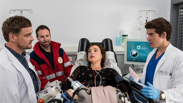 Bild: ARD/Jens Ulrich Koch Die Besitzerin eines Fitnessstudios, Katja Becker (Dominique Chiout) wird ins Johannes-Thal-Klinikum gebracht. Die Ärzte Dr. Marc Lindner (Christian Beermann) und Ben Ahlbeck (Philipp Danne) diagnostizieren einen Herzinfarkt (mit Komparse).