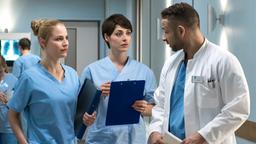 In aller Freundschaft - Die jungen Ärzte: Julia Berger (Mirka Pigulla) und Dr. Moreau (Mike Adler) mit Dr. Koshka (Katharina Nesytowa).