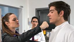 In aller Freundschaft - Die jungen Ärzte: Nina Gerbmann (Josephin Busch) schlägt Ben Ahlbeck (Philipp Danne) ins Gesicht.
