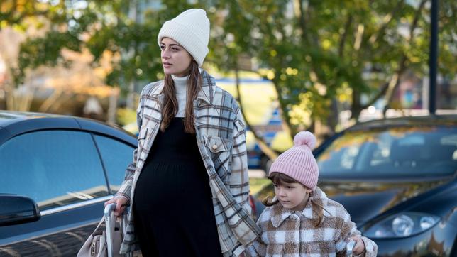 Die hochschwangere Zoe Sherbaz (Melina Fabian) kommt mit Tochter Mira zum Johannes-Thal-Klinikum.