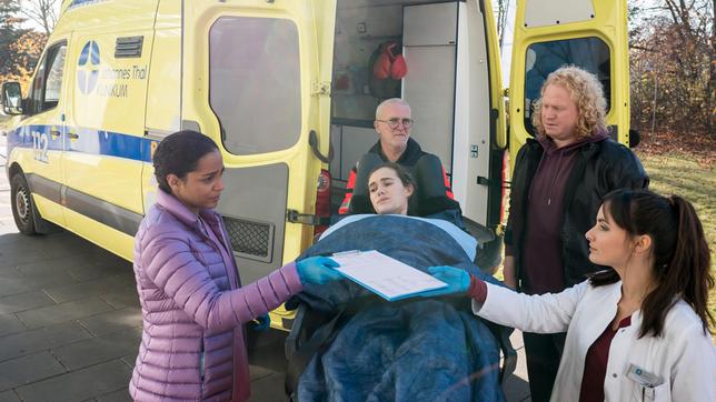 Die junge Boxerin Linn Strandberg (Josephine Martz) hat bei einem Kampf schwer einstecken müssen und wird in die Notaufnahme eingeliefert. Emma Jahn (Elisa Agbaglah) und Annika Rösler (Paula Schramm) nehmen die Patientin auf, die von ihrem Bruder und Trainer Per Strandberg (Julian Greis, 2.v.r. mit Komparse) begleitet wird.