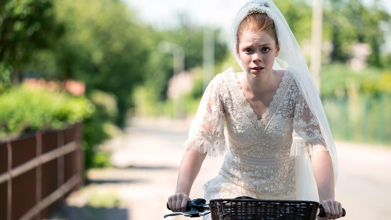 Die junge Braut [Maria Köhser (Valerie Sophie Körfer) hat es eilig.