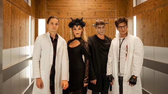 Bild: ARD/Felix Abraham Die jungen Ärzte gehen zur nächtlichen Halloween-Party. V.l.n.r. Tom Zondek (Tilman Pörzgen), Julia Berger (Mirka Pigulla), Elias Bähr (Stefan Ruppe) und Ben Ahlbeck (Philipp Danne)