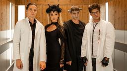 Die jungen Ärzte gehen zur nächtlichen Halloween-Party. V.l.n.r. Tom Zondek (Tilman Pörzgen), Julia Berger (Mirka Pigulla), Elias Bähr (Stefan Ruppe) und Ben Ahlbeck (Philipp Danne)