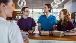 Die jungen Ärzte sind genau ein Jahr im JTK! Zu dem Anlass hat Olli (Arne Kertész), Ivo (Jakob D'Aprile) und Tamar (Linda Kummer) ein Paket mit einer Aufmerksamkeit erreicht, die Sie von Dr. Julia Berger (Mirka Pigulla) überreicht bekommen. Von wem kommt die überraschende Zusendung? (v.l.n.r. Dr. Julia Berger (Mirka Pigulla), Olli (Arne Kertész), Ivo (Jakob D'Aprile), Tamar (Linda Kummer)).