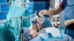 Die Patientin Gina Hachmann (Lucia E. Lampolia) wird operiert.