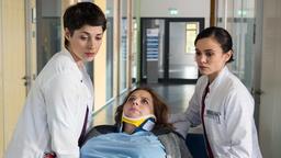 Die Patientin Tina Tönnissen (Nicole Johannhanwahr) bereitet den beiden Ärztinnen Theresa Koshka (Katharina Nesytowa) und Rebecca Krieger (Milena Straube) Sorge. Sie verliert das Gefühl in ihren Beinen.