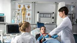 Die jungen Ärzte: Die unter Bauchschmerzen leidende Nicole Leitner (Jana Klinge) wird noch in der Notaufnahme von Julia Berger (Mirka Pigulla) und Dr. Koshka (Katharina Nesytowa) untersucht.