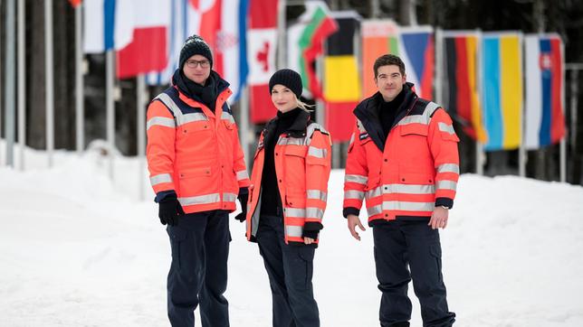 Bild: ARD/Jens Ulrich Koch Die Vorabend-Serie „In aller Freundschaft – Die jungen Ärzte“ bekommt ihren zweiten Fernsehfilm. Für das Team waren es teils eisige Szenen im tief verschneiten Thüringer Wald und in Erfurt. Gedreht wurde auch im fiktiven Johannes-Thal-Klinikum in Erfurt. Für „Die jungen Ärzte“ wird es sportlich: Julia Berger (Mirka Pigulla), Ben Ahlbeck (Philipp Danne) und Dr. Elias Bähr (Stefan Ruppe) sind als Wettkampfärzte bei der Biathlon Junioren-WM in Oberhof eingesetzt und versorgen dort die Nachwuchssportler.
