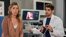 IN ALLER FREUNDSCHAFT: Dr. Ahrend (Roy Peter Link) rät Carla (Brigitte Zeh) während eines Ultraschalls ihrem Mann so bald wie möglich von ihrem Betrug und der Schwangerschaft zu erzählen.