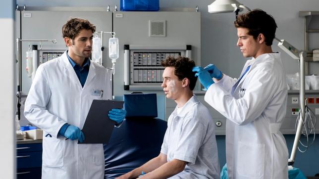 Bild: ARD/Jens Ulrich Koch IN ALLER FREUNDSCHAFT: Dr. Ahrend (Roy Peter Link) und Ben Ahlbeck (Philipp Danne) versorgen Jakubs (Jonas Hämmerle) Kopfwunde.