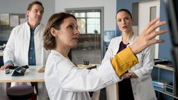 Dr. Alica Lipp (Kassandra Wedel) informiert ihre Kollegen Dr. Julia Berger (Mirka Pigulla) und Dr. Marc Lindner (Christian Beermann) über die beste Vorgehensweise in ihrem Fall.