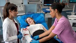 Dr. Annika Rösler  (Paula Schramm) und Emma Jahn (Elisa Agbaglah) untersuchen Dr. Yvonne Bienert (Stephanie Japp) und stellen eine mögliche Schädigung eines Nerves fest.