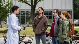 Dr. Ben Ahlbeck (Philipp Danne) ist nach seinem Urlaub zurück am JTK und trifft prompt auf seine auszubildenden Assistenzärzte Ivo Maric (Jakob D'Aprile), Olli Probst (Arne Kertész) und Tamar Hummel (Linda Kummer). (v.l.n.r. Philipp Danne, Jakob D'Aprile, Arne Kertész, Linda Kummer)