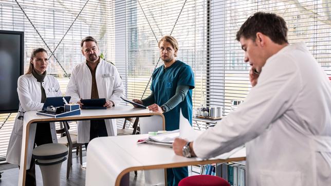 Dr. Ben Ahlbecks (Philipp Danne) Kollegen: Dr. Julia Berger (Mirka Pigulla), Dr. Marc Lindner (Christian Beermann) und Dr. Mikko Rantala (Luan Gummich) beobachten, wie er versucht alles unter einen Hut zu bekommen und dabei ganz schön rotiert. Braucht Dr. Ahlbeck Hilfe?