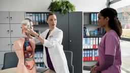 Dr. Berger (Mirka Pigulla) bespricht mit Dr. Emma Jahn (Elisa Agbaglah) ihr spezifisches, operatives Vorgehen.