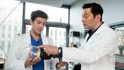 Dr. Brentano (Thomas Koch) zeigt Ben (Philipp Danne) wie die neue Prothese aussehen wird.