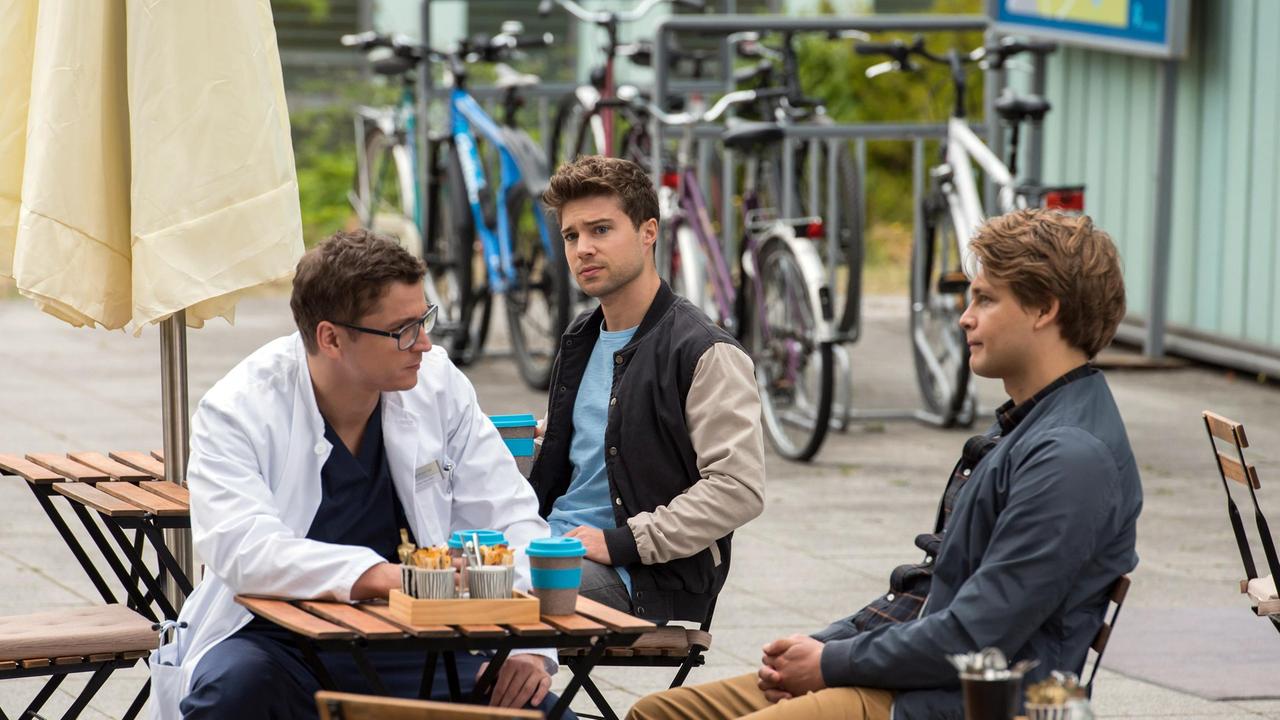 Dr. Elias Bähr (Stefan Ruppe) hört überrascht, dass Mikko Rantala (Luan Gummich) als Krankenpfleger ans JTK zurück kommen will. Kris Haas (Jascha Rust) beschließt, Mikko unter seine Fittiche zu nehmen.
