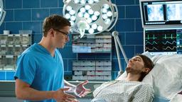Dr. Elias Bähr (Stefan Ruppe) kann seinem Patienten Florian Adam (Chris Veres) nicht nur medizinisch helfen.