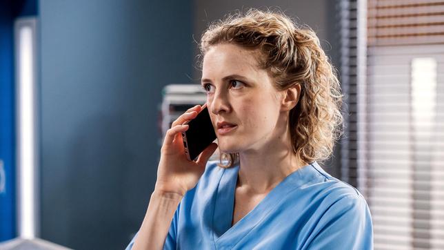 Bild: ARD/Michael Kremer Dr. Elly Winter (Juliane Fisch) findet endlich die Worte, die ihr bisher gefehlt haben.