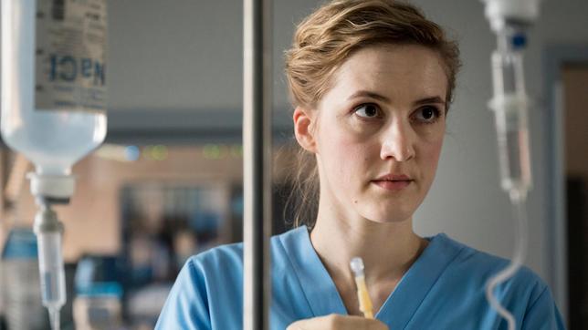 Bild: ARD/Jens-Ulrich Koch Dr. Elly Winter (Juliane Fisch).