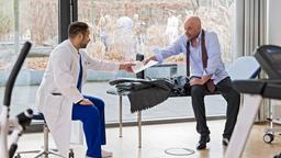 Dr. Helmut Grimm  (Thomas Balou Martin) stimmt einer Untersuchung durch Dr. Moreau (Mike Adler) zu. Doch das Geschäftliche kann er trotz der Umstände nicht ruhen lassen.