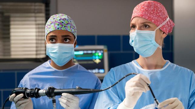 Bild: ARD/Jens-Ulrich Koch Dr. Jahn (Elisa Agbaglah) und Dr. Berger (Mirka Pigulla) konzentrieren sich auf die OP.