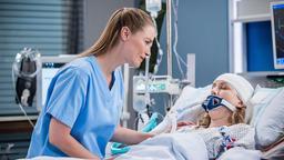 Dr. Julia Berger (Mirka Pigulla) steht ihrer Freundin Elly (Juliane Fisch) immer bei.