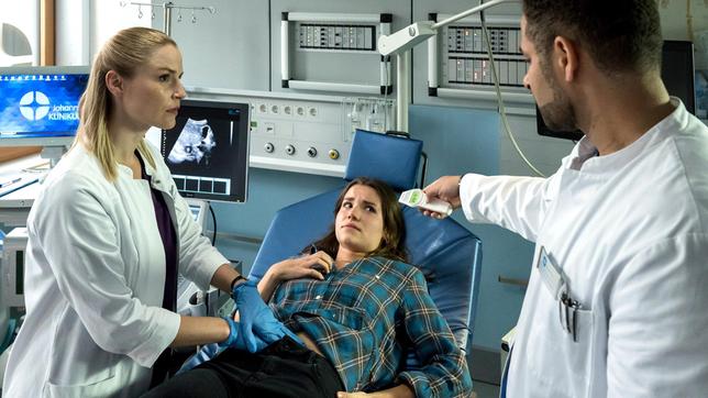 Dr. Julia Berger (Mirka Pigulla) und Dr. Moreau (Mike Adler) untersuchen die Studentin Frida Bäumer (Carolin Garnier), die mit starken Bauchschmerzen ins Johannes-Thal-Klinikum eingeliefert wird.