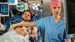 Dr. Julia Berger (Mirka Pigulla) untersucht Max Grebe (Phillip Birnstiel) mit dem Ultraschall-Gerät.