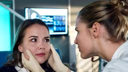 Dr. Julia Berger (Mirka Pigulla) versucht die Ursache für die Symptome von Jette Küstner (Josephine Ehlert) zu finden.