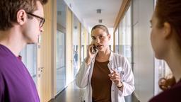Dr. Julia Berger (Mirka Pigulla) wird über ein Polytrauma in der Notaufnahme des JTK informiert. (v.l.n.r. Olli Porbst (Arne Kertész), Dr. Julia Berger (Mirka Pigulla), Tamar Hummel (Linda Kummer)).