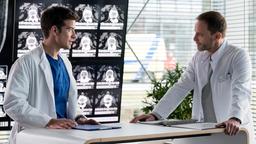 Dr. Kai Hoffmann (Julian Weigend) ist in Erfurt und zieht Dr. Ahlbeck (Philipp Danne) zu einem spannenden Fall hinzu.