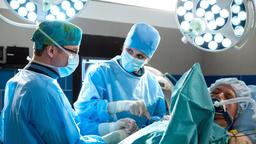 Dr. Lea Peters (Anja Nejarri) und Elias Bähr (Stefan Ruppe) operieren den Patienten Jost Helmer (Andreas Anke).