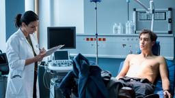 Dr. Leyla Sherbaz (Sanam Afrashteh) nimmt Timo Köster (Giovanni Funiati) im Johannes-Thal-Klinikum auf. Seine Verletzung ist keine Kleinigkeit, wie sich schnell herausstellt ...