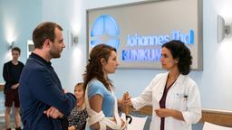 Dr. Leyla Sherbaz (Sanam Afrashteh) und Sandro Markowski (Eugen Knecht) stehen Ina (Janina Elkin, M. mit Komparsen) bei, die große Angst vor der bevorstehenden Operation hat.