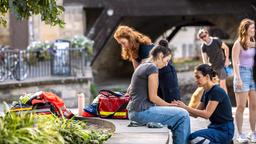 Dr. Leyla Sherbaz (Sanam Afrashteh) und Tamar Hummel (Linda Kummer) leisten erste Hilfe bei Gina Hachmann (Lucia E. Lampolia), die sich bei einem Sturz eine Verletzung an der Hand zugezogen hat (mit Komparsen, h.).