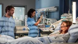 Dr. Leyla Sherbaz (Sanam Afrashteh) wundert sich, wie abweisend Elena (Katrin Heß) auf ihren Notfallkontakt Paul Michels (Till Petri) reagiert.