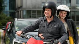 Dr. Lindner (Christian Beermann) testet das Motorrad seiner Patientin Sanna Wieland (Linda Rohrer).