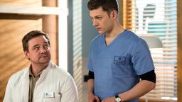 Dr. Lindner (Christian Beermann) übernimmt in Vertretung für Alica Lipp gemeinsam mit Florian Osterwald (Lion Wasczyk) einen Patientenfall.