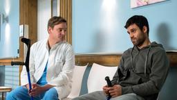 Dr. Marc Lindner (Christian Beermann) findet einen Draht zu seinem Patienten Aziz Rahmani (Deniz Arora). Mit seinen Worten trifft er nicht nur bei ihm genau ins Schwarze.